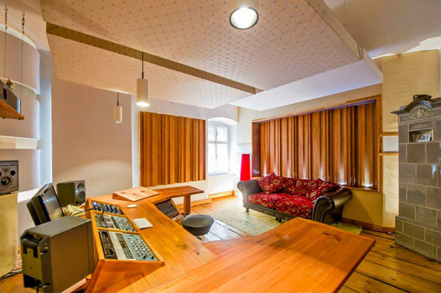 Castle Mastering Studio featuring array of 7 wood diffuser panels (Leanfuser) on rear wall.